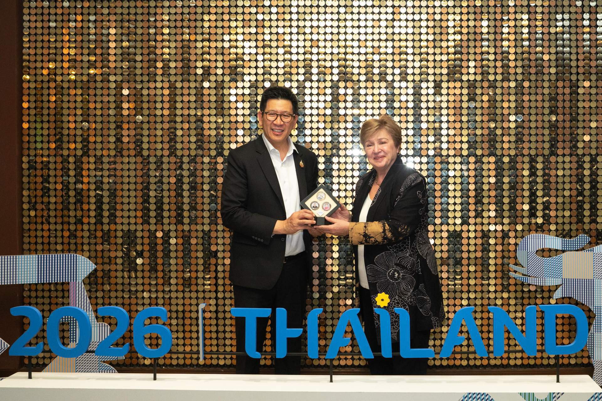 ดร.เอกนิติ นิติทัณฑ์ประภาศ รองนายกรัฐมนตรีและรัฐมนตรีว่าการกระทรวงการคลัง พร้อมคณะผู้บริหาร จากกระทรวงการคลัง นำดร.คริสตาลินา กอร์เกียวา กรรมการจัดการกองทุนการเงินระหว่างประเทศ (IMF) และคณะ เยี่ยมชมพิพิธบางลำพู